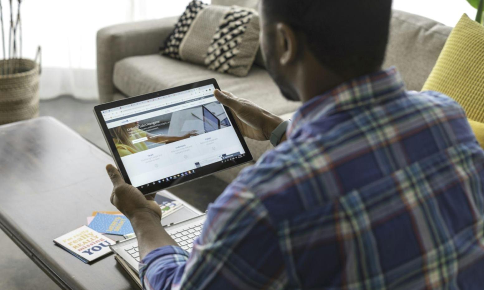 Bureau d'analyse financière avec graphiques saisonniers